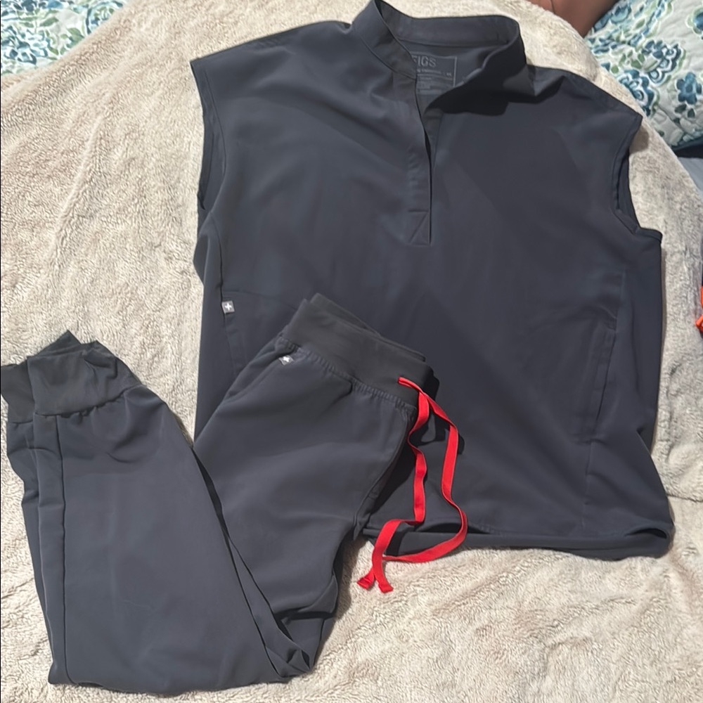 FIGS Charcoal Women’s scrub set